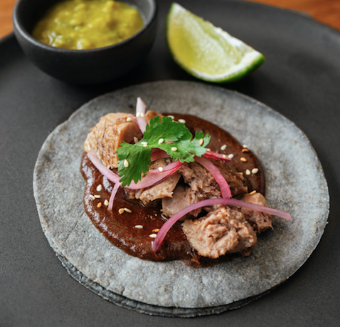 Taco de lengua con mole (1)