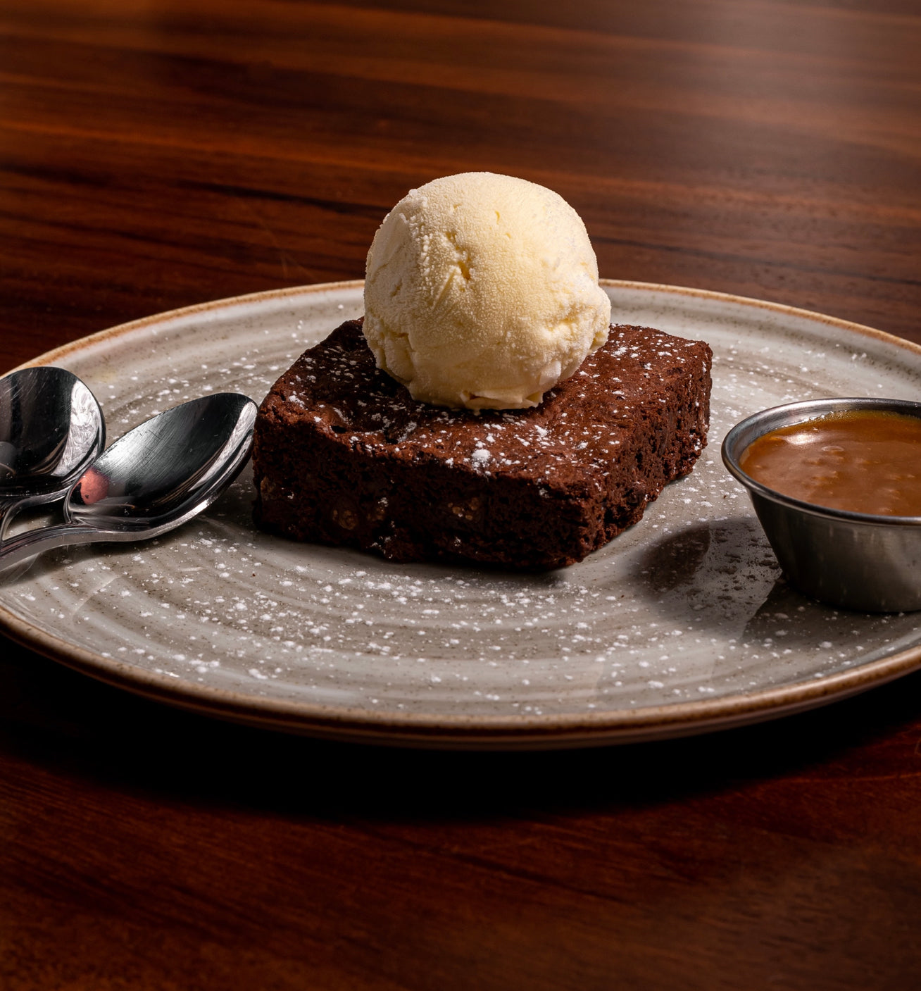 Brownie con helado de vainilla y salsa de cajeta