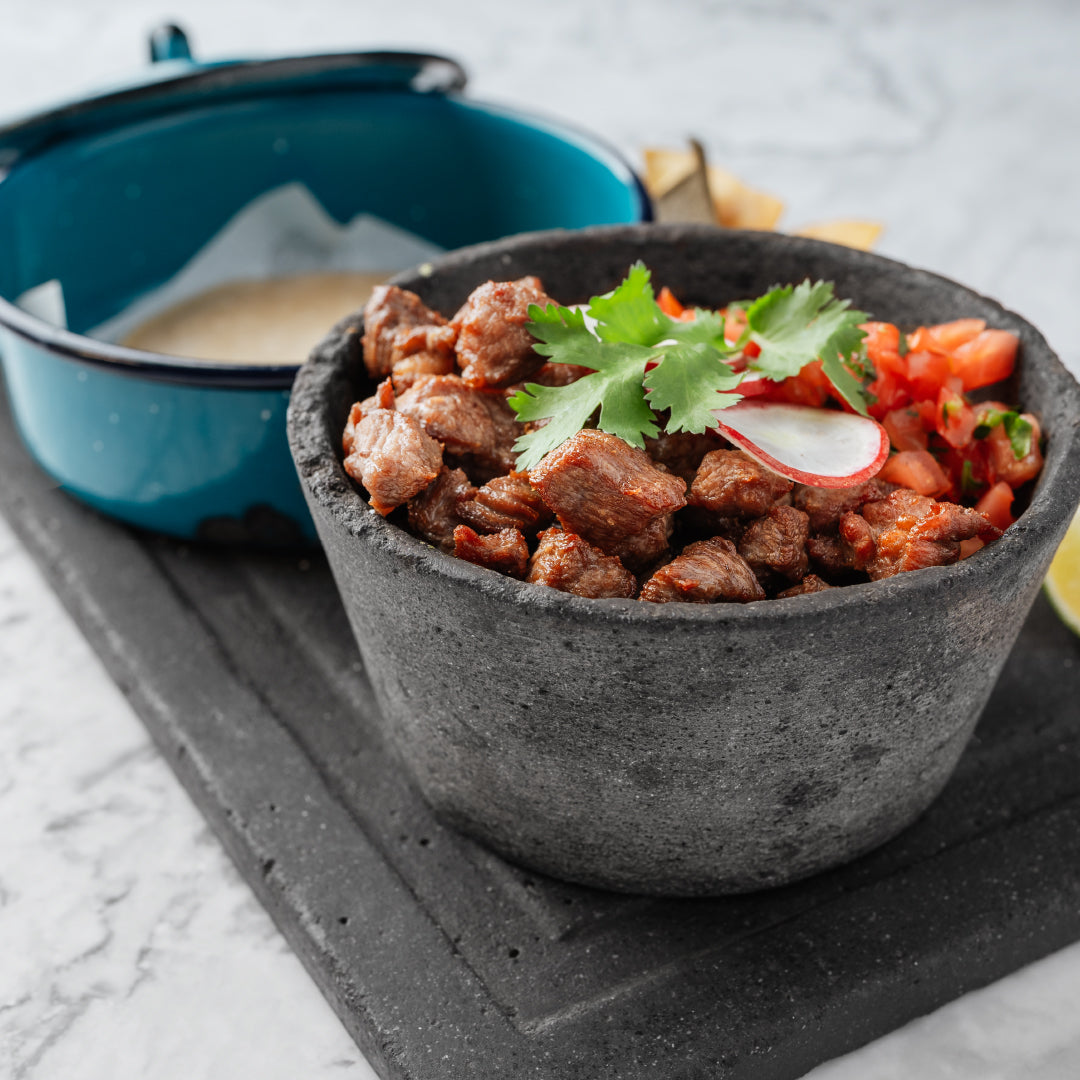 Molcajete de chicharrón de res