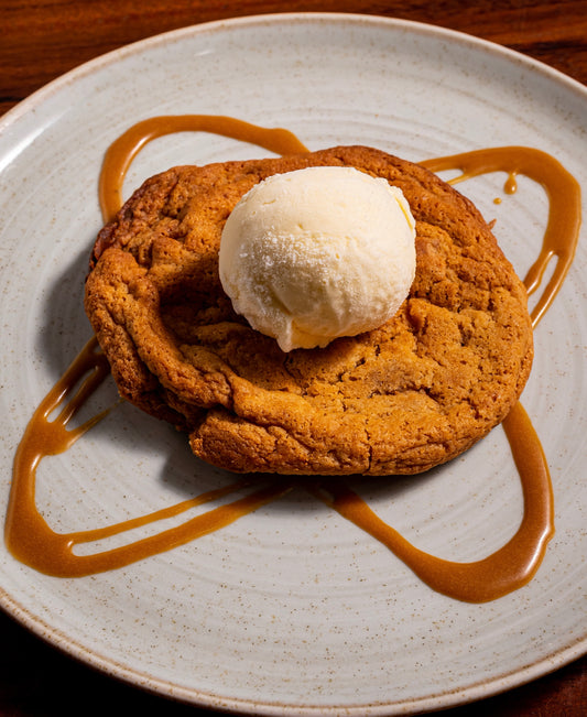 Galleta de lotus y cajeta con helado de vainilla